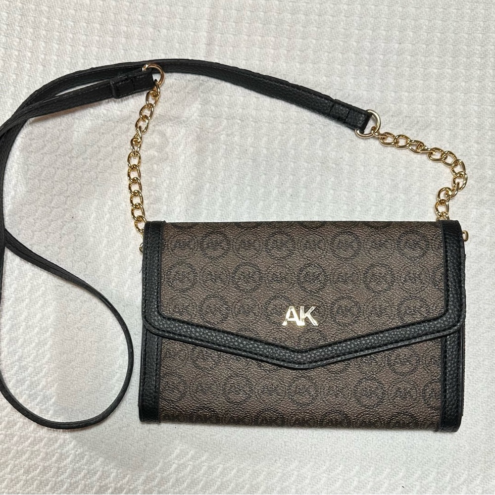 👜NWOT—ANNE KLEIN Signature Black and Brown Crossbody Bag with Gold Accents